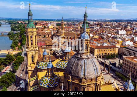 Vue surélevée de la Basilique Cathédrale notre-Dame du pilier et Cathédrale du Sauveur Catedral del Salvador (la Seo de Zaragoza), Saragosse, A. Banque D'Images