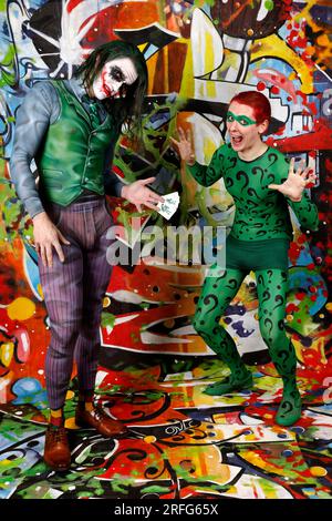 GEEK ART - Bodypainting and Transformaking : Joker rencontre Riddler photoshootimg avec Patrick Kiel dans le rôle de Joker et Paul Skupin dans celui de Riddler à l'atelier Düsterwald à Hamelin. - Un projet du photographe Tschiponnique Skupin et du bodypainter Enrico Lein Banque D'Images