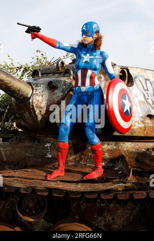 GEEK ART - Bodypainting et Transformaking : Captain America photoshoot avec Lena sur un terrain d'entraînement militaire à Langenhagen. - Un projet du photographe Tschiponnique Skupin et du bodypainter Enrico Lein Banque D'Images