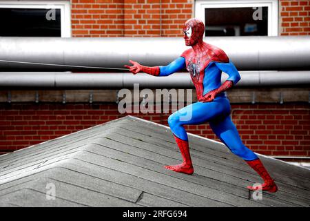 GEEK ART - Bodypainting et Transformaking : photoshooting Spider-Man avec Patrick Kiel à l'Hefehof à Hamelin. - Un projet du photographe Tschiponnique Skupin et du bodypainter et transformateur Enrico Lein Banque D'Images