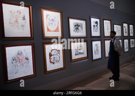 Des œuvres de Salvador Dalí qui font partie de la collection personnelle de Freddie Mercury, exposées lors d'un appel photo chez Sotheby's à Londres, avant leur vente aux enchères. Date de la photo : jeudi 3 août 2023. Banque D'Images