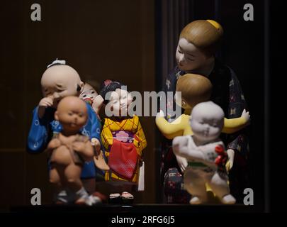 Un ensemble de figurines japonaises en argile peinte, du 20e siècle, qui font partie de la collection personnelle de Freddie Mercury, exposées lors d'un appel photo chez Sotheby's à Londres, avant leur vente aux enchères. Date de la photo : jeudi 3 août 2023. Banque D'Images