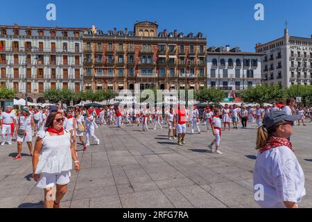 Pampelune, Espagne : 09 juillet 2023 : les gens célèbrent le festival de San Fermin dans des vêtements traditionnels blancs et rouges avec cravate rouge, Pampelune, Navarra, Espagne. Banque D'Images