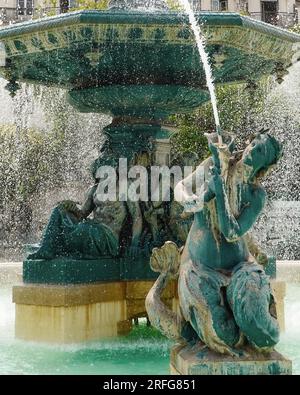 Fontaine sur la place Rossio dans le centre-ville de Lisbonne. L’été dans la capitale du Portugal. Banque D'Images