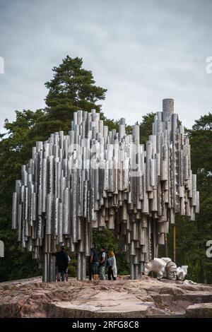 Le Monument Sibelius avec des touristes à Helsinki, Finlande. 8 juillet 2023. Banque D'Images