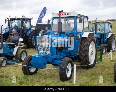 Classic Ford Tractor modèle n ° 4000 vu lors d'un salon de tracteurs vintage à Ayr Banque D'Images