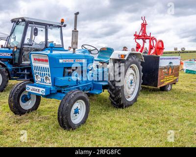 Tracteur Ford vintage en bleu vu à un salon de tracteurs Vintage et Classic Banque D'Images