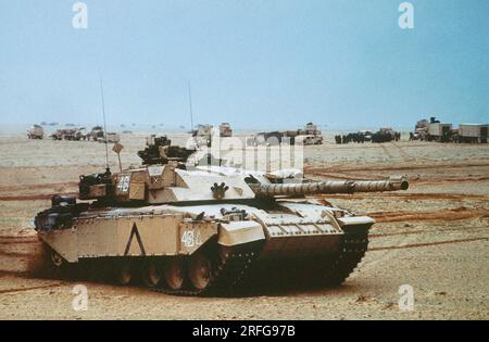 KOWEÏT - 28 février 1991-- Un char de combat principal Challenger de l'armée britannique se déplace dans un camp de base avec d'autres blindés alliés lors de l'opération Desert St Banque D'Images