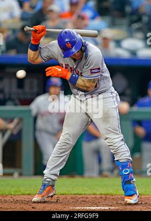 02 AOÛT 2023 : Francisco Alvarez (4 ans), receveur de mets de New York, évite un terrain intérieur au Kauffman Stadium Kansas City, Missouri. Jon Robichaud/CSM. Banque D'Images