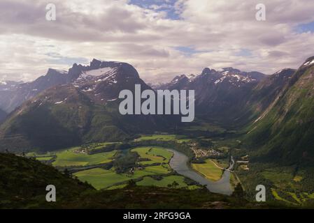 Vue sur Romsdal Valley massif montagneux Trolltindene et la rivière Rauma depuis Nesaksla sommet de la montagne accessible depuis Romsdalsgondolen Andalsnes Norvège Europe Banque D'Images