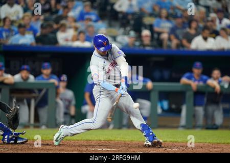 02 AOÛT 2023 : Pete Alonso (20 ans), joueur de base des mets de New York, pilote un terrain au Kauffman Stadium Kansas City, Missouri. Jon Robichaud/CSM. Banque D'Images