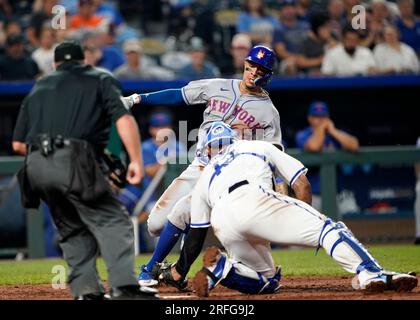 02 AOÛT 2023 : Mark Vientos (27), troisième joueur des mets de New York, est étiqueté à la plaque par Salvador Perez (13), receveur des Royals de Kansas City, au Kauffman Stadium de Kansas City, Missouri. Jon Robichaud/CSM. Banque D'Images