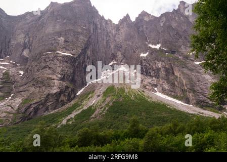 Troll Wall ou Trollveggen fait partie du massif montagneux Trolltindene dans la vallée de Romsdalen Rauma Municipalité de Møre og Romsdal comté Norvège Europe Banque D'Images