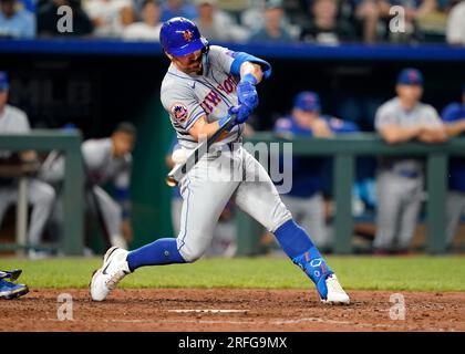 02 AOÛT 2023 : l'arrêt Danny Mendick (15 ans) des mets de New York soulève une balle grossière au Kauffman Stadium Kansas City, Missouri. Jon Robichaud/CSM. Banque D'Images