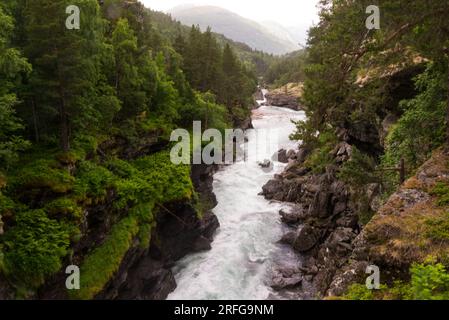 Vue sur la rivière Rauma dans la vallée de Romsdalen Rauma Municipalité de Møre og Romsdal comté Norvège Europe Rivière de pêche au saumon renommée Banque D'Images