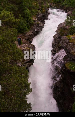 Vue vers le bas de la cascade sur la rivière Rauma dans la vallée de Romsdalen Municipalité de Rauma Møre og Romsdal comté Norvège Europe renommée rivière de pêche au saumon Banque D'Images