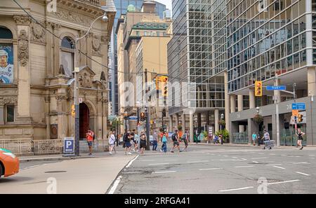 TORONTO, ON, CANADA - 23 juillet 2023 : vue de l'intersection de la rue Front et de la rue Young au centre-ville de Toronto. Banque D'Images