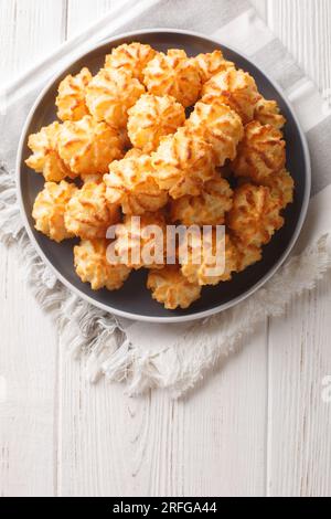 Macarons de biscuits à la noix de coco gros plan sur l'assiette sur la table. Vue verticale de dessus Banque D'Images