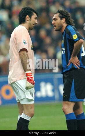 Milan Italie 2004-02-12, Gianluigi Buffon, gardien de but de la Juventus, et Christian Vieri lors du match de championnat Inter Juventus Banque D'Images