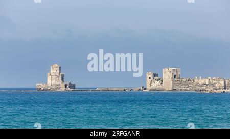 La Tour Bourtzi à la pointe du château vénitien à Methoni dans le Péloponnèse de Grèce Banque D'Images