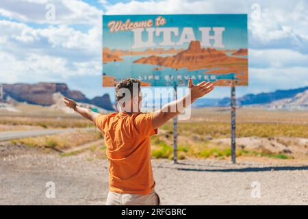 Bienvenue au panneau routier de l'Utah. Un grand panneau de bienvenue salue les voyages à National Canyon, Utah, USA Banque D'Images