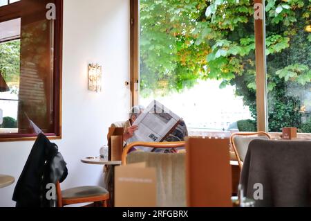 Salzbourg, Salzbourg, Autriche. 21 septembre 2014. L'homme lit un journal au café Bazar Banque D'Images