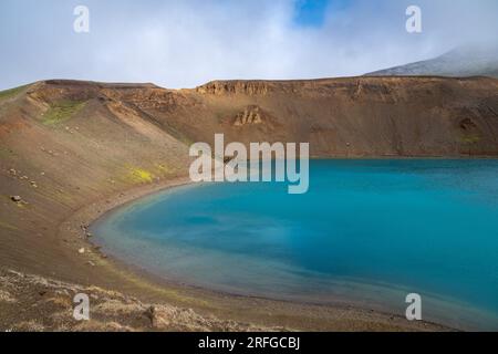 Cratère Viti, cratère volcanique rempli d'eau sarcelle, près de Krafla et Myvatn en Islande Banque D'Images