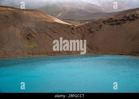 Cratère Viti, cratère volcanique rempli d'eau sarcelle, près de Krafla et Myvatn en Islande Banque D'Images