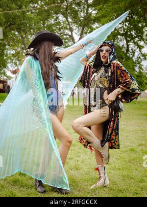 Wilderness Festival, Charlbury, Royaume-Uni. 3 août 2023. Revellers habillés et prêts pour le festival de quatre jours qui célèbre l'art, la culture et la musique. Crédit : Andrew Walmsley/Alamy Live News Banque D'Images