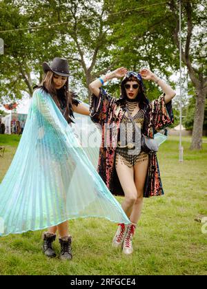 Wilderness Festival, Charlbury, Royaume-Uni. 3 août 2023. Revellers habillés et prêts pour le festival de quatre jours qui célèbre l'art, la culture et la musique. Crédit : Andrew Walmsley/Alamy Live News Banque D'Images