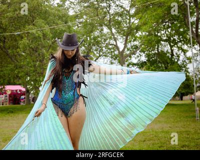 Wilderness Festival, Charlbury, Royaume-Uni. 3 août 2023. Revellers habillés et prêts pour le festival de quatre jours qui célèbre l'art, la culture et la musique. Crédit : Andrew Walmsley/Alamy Live News Banque D'Images