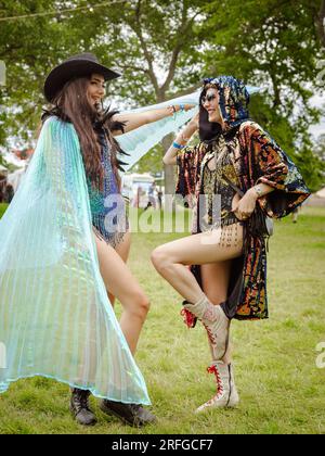 Wilderness Festival, Charlbury, Royaume-Uni. 3 août 2023. Revellers habillés et prêts pour le festival de quatre jours qui célèbre l'art, la culture et la musique. Crédit : Andrew Walmsley/Alamy Live News Banque D'Images