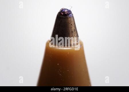 Maddaloni, Italie. 03 août 2023. Macro-vue à bille d'encre d'un stylo à bille. Le stylo à bille tire son nom de son créateur László József Bíró, journaliste et inventeur hongrois. Maddaloni, 03 août 2023. (Photo de Vincenzo Izzo/Sipa USA) crédit : SIPA USA/Alamy Live News Banque D'Images