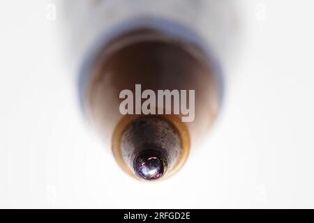 Maddaloni, Italie. 03 août 2023. Macro-vue à bille d'encre d'un stylo à bille. Le stylo à bille tire son nom de son créateur László József Bíró, journaliste et inventeur hongrois. Maddaloni, 03 août 2023. (Photo de Vincenzo Izzo/Sipa USA) crédit : SIPA USA/Alamy Live News Banque D'Images