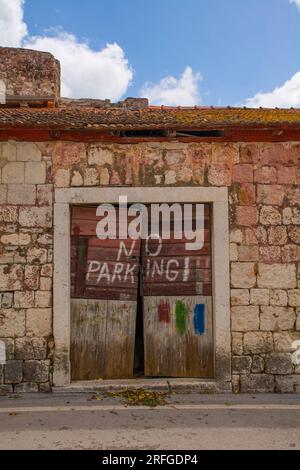 Une vieille porte en bois dans une maison en pierre abandonnée historique à Milna Village sur la côte ouest de l'île de Brac en Croatie Banque D'Images