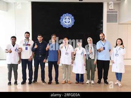 (230803) -- NANJING, 3 août 2023 (Xinhua) -- Fan Zhining (C) et Liu Li (4e R), experts en endoscopie digestive, posent pour des photos avec des travailleurs médicaux étrangers d'un séminaire médical à l'hôpital de la province de Jiangsu à Nanjing, capitale de la province de Jiangsu dans l'est de la Chine, le 1 août 2023. Ces dernières années, l'hôpital de la province de Jiangsu a coopéré avec des institutions médicales au Pakistan, en Égypte et dans d'autres pays et régions dans le domaine de l'endoscopie digestive pour promouvoir la coopération médicale dans le cadre de l'Initiative ceinture et route. (Xinhua/Ji Chunpeng) Banque D'Images