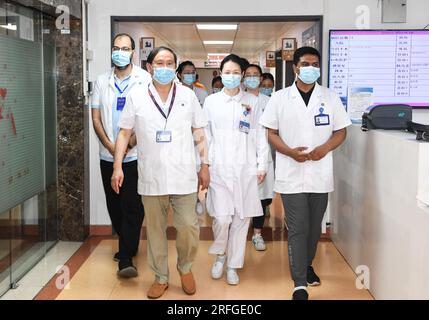 (230803) -- NANJING, 3 août 2023 (Xinhua) -- Fan Zhining (front L), expert de l'endoscopie digestive, visite les salles d'hospitalisation avec des travailleurs médicaux étrangers lors d'un séminaire médical à l'hôpital de la province de Jiangsu à Nanjing, capitale de la province de Jiangsu dans l'est de la Chine, le 1 août 2023. Ces dernières années, l'hôpital de la province de Jiangsu a coopéré avec des institutions médicales au Pakistan, en Égypte et dans d'autres pays et régions dans le domaine de l'endoscopie digestive pour promouvoir la coopération médicale dans le cadre de l'Initiative ceinture et route. (Xinhua/Ji Chunpeng) Banque D'Images