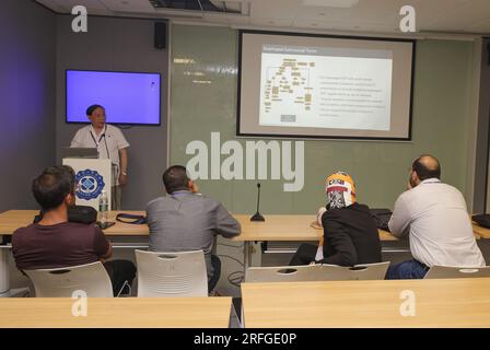 (230803) -- NANJING, 3 août 2023 (Xinhua) -- Fan Zhining (back), expert en endoscopie digestive, donne une conférence aux travailleurs médicaux étrangers d'un séminaire médical à l'hôpital de la province de Jiangsu à Nanjing, capitale de la province de Jiangsu dans l'est de la Chine, le 25 juillet 2023. Ces dernières années, l'hôpital de la province de Jiangsu a coopéré avec des institutions médicales au Pakistan, en Égypte et dans d'autres pays et régions dans le domaine de l'endoscopie digestive pour promouvoir la coopération médicale dans le cadre de l'Initiative ceinture et route. (Photo de Hou Yumeng/Xinhua) Banque D'Images