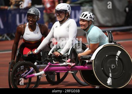 (De gauche à droite) : Léa BAYEKULA de Belgique, Hannah COCKROFT de Grande-Bretagne et Sammi KINGHORN de Grande-Bretagne dans la course féminine T54 800m en fauteuil roulant dans la Wanda Diamond League, London Stadium, Queen Elizabeth Park - Londres, le 23 juillet 2023 Banque D'Images