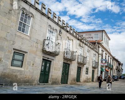 10 juin 2023, Caminha, Viana do Castelo, Portugal : deux vieilles portugaises sont vues marchant à côté d'un bâtiment détérioré. Au fil du temps, la tendance était de les utiliser dans la construction de chaque bâtiment, il est donc possible de les voir presque partout. La décoration elle-même dépend de l'artiste ou de l'architecte et constructeur du bâtiment. (Image de crédit : © Ana Fernandez/SOPA Images via ZUMA Press Wire) USAGE ÉDITORIAL SEULEMENT! Non destiné à UN USAGE commercial ! Banque D'Images