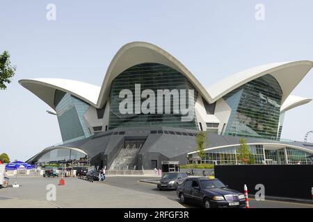 Deniz Mall un centre de divertissement et de loisirs sur les rives de la mer Caspienne, Bakou, Azerbaïdjan. Banque D'Images