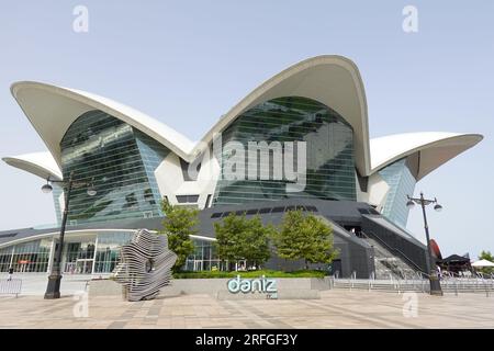 Deniz Mall un centre de divertissement et de loisirs sur les rives de la mer Caspienne, Bakou, Azerbaïdjan. Banque D'Images