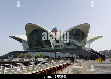 Deniz Mall un centre de divertissement et de loisirs sur les rives de la mer Caspienne, Bakou, Azerbaïdjan. Banque D'Images