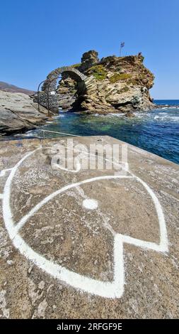 Poisson peint sur le quai devant le château vénitien (XIIIème), Chora, île d'Andros, Grèce, Europe du Sud Banque D'Images