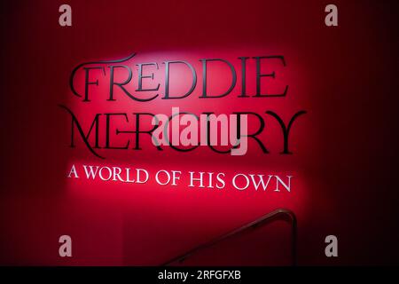 Londres Royaume-Uni. 3 août 2023 . Sotheby’s dévoile Freddie Mercury : a World of HIS Own Auction, une collection couvrant l’art, la mode, les instruments de musique, les papiers personnels, les possessions et les photographies, Les meubles et les bijoux se sont accumulés au cours des cinquante années de sa maison à Garden Lodge. Crédit amer ghazzal/Alamy Live News Banque D'Images