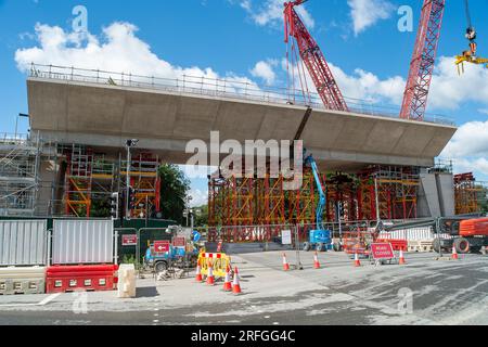 Harefield, Royaume-Uni. 3 août 2023. La construction par Align JV se poursuit sur le viaduc HS2 à grande vitesse de Colne Valley. Moorhall Road (photo) à Harefield, dans le quartier londonien de Hillingdon, est actuellement fermé à la circulation car des structures de soutènement temporaires sont mises en place à travers la route sous des segments de viaduc qui sont assemblés par une grue sur chenilles. Le viaduc de Colne Valley traversera Moorhall Road entre les lacs Korda et Savay, juste au sud du canal Grand Union. L'Infrastructure and Projects Authority, a placé le projet HS2 de plusieurs milliards de livres entre Londres an Banque D'Images