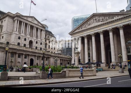 Londres, Royaume-Uni. 3 août 2023. Vue générale de la Banque d'Angleterre et du Royal Exchange dans la City de Londres, le quartier financier de la capitale, alors que les taux d'intérêt sont relevés pour la 14e fois consécutive. (Image de crédit : © Vuk Valcic/SOPA Images via ZUMA Press Wire) USAGE ÉDITORIAL SEULEMENT! Non destiné à UN USAGE commercial ! Banque D'Images