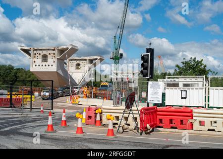 Harefield, Royaume-Uni. 3 août 2023. La construction par Align JV se poursuit sur le viaduc HS2 à grande vitesse de Colne Valley. Moorhall Road (photo) à Harefield, dans le quartier londonien de Hillingdon, est actuellement fermé à la circulation car des structures de soutènement temporaires sont mises en place à travers la route sous des segments de viaduc qui sont assemblés par une grue sur chenilles. Le viaduc de Colne Valley traversera Moorhall Road entre les lacs Korda et Savay, juste au sud du canal Grand Union. L'Infrastructure and Projects Authority, a placé le projet HS2 de plusieurs milliards de livres entre Londres an Banque D'Images