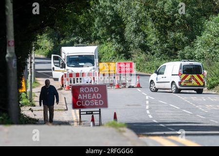 Harefield, Royaume-Uni. 3 août 2023. La construction par Align JV se poursuit sur le viaduc HS2 à grande vitesse de Colne Valley. Moorhall Road (photo) à Harefield, dans le quartier londonien de Hillingdon, est actuellement fermé à la circulation car des structures de soutènement temporaires sont mises en place à travers la route sous des segments de viaduc qui sont assemblés par une grue sur chenilles. Le viaduc de Colne Valley traversera Moorhall Road entre les lacs Korda et Savay, juste au sud du canal Grand Union. L'Infrastructure and Projects Authority, a placé le projet HS2 de plusieurs milliards de livres entre Londres an Banque D'Images