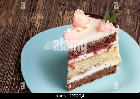 délicieux gâteau composé de gâteaux mélangés et de garnitures de fraises et de bananes, un morceau de gâteau fait de gâteaux de vanille et de chocolat farcis avec des fraises a. Banque D'Images